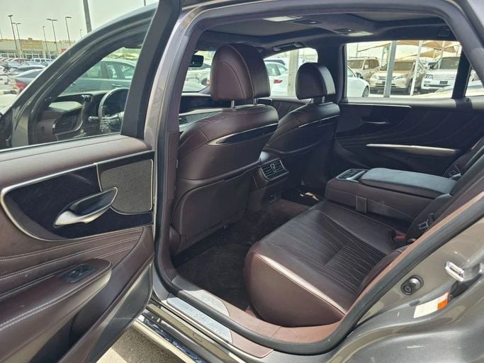 Подержанный Lexus LS 500 V, 3.4 л, 2020 в Шардже от Alnawras Cars Серый цвет. Американская | AUTO.AE