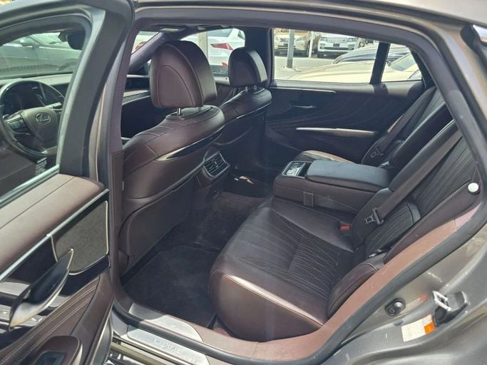 Подержанный Lexus LS 500 V, 3.4 л, 2020 в Шардже от Alnawras Cars Серый цвет. Американская | AUTO.AE