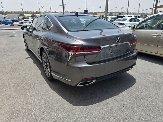 Подержанный Lexus LS 500 V, 3.4 л, 2020 в Шардже от Alnawras Cars Серый цвет. Американская | AUTO.AE