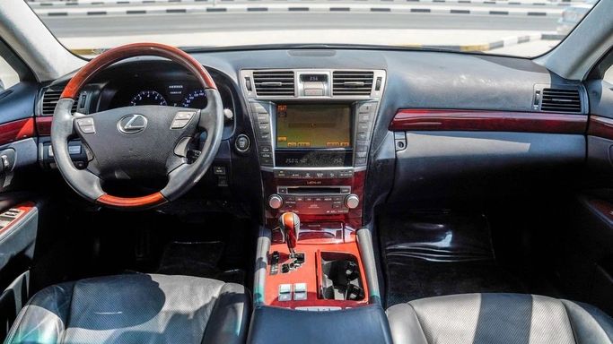 Подержанный Lexus LS 460 IV Рестайлинг, 4.6 л, 2011 в Шардже от Alnawras Cars Черный цвет.  | AUTO.AE