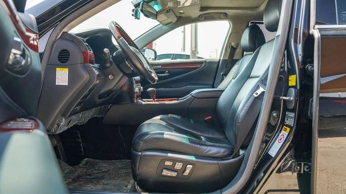 Подержанный Lexus LS 460 IV Рестайлинг, 4.6 л, 2011 в Шардже от Alnawras Cars Черный цвет.  | AUTO.AE