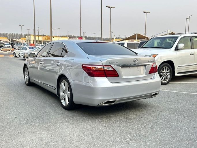 Подержанный Lexus LS 460 L IV Рестайлинг, 4.6 л, 2010 в Шардже от Alnawras Cars Серебристый цвет. Американская | AUTO.AE