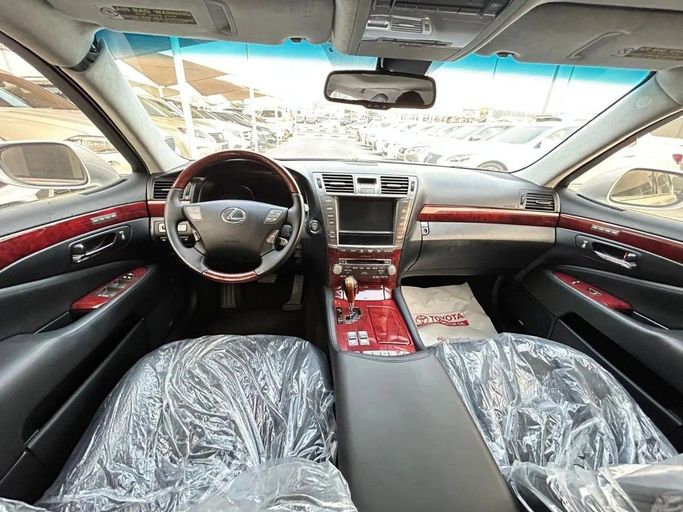 Подержанный Lexus LS 460 L IV Рестайлинг, 4.6 л, 2010 в Шардже от Alnawras Cars Серебристый цвет. Американская | AUTO.AE