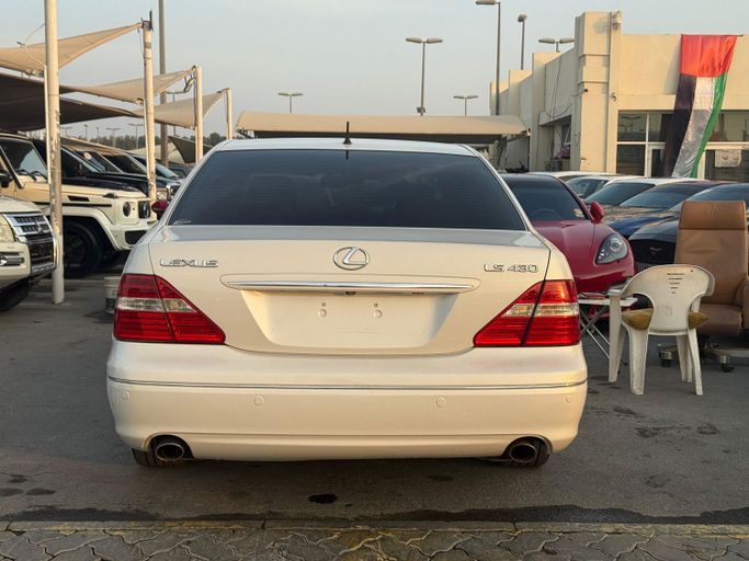 Подержанный Lexus LS 430 III Рестайлинг, 4.3 л, 2004 в Шардже от Al Suraj Al Muneer Used Cars Белый цвет. GCC | AUTO.AE