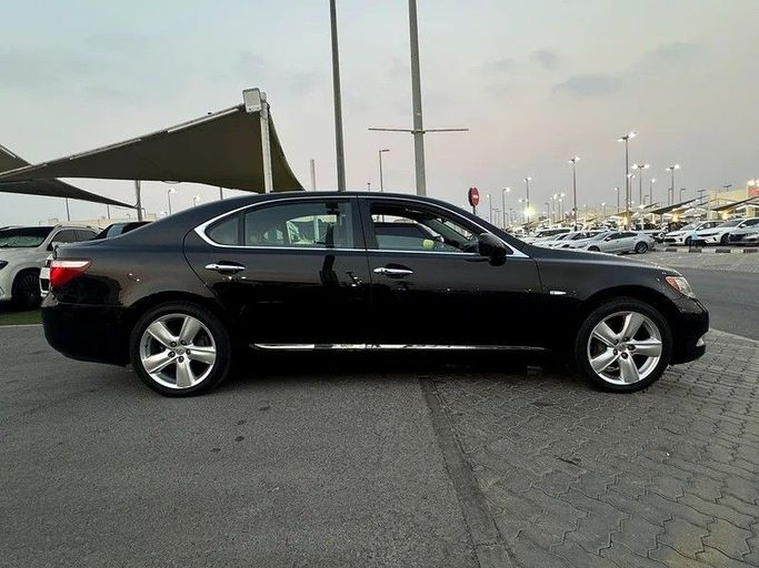 Подержанный Lexus LS 460 L IV, 4.6 л, 2009 в Шардже от Al Fakhamah Used Cars Черный цвет. Японская | AUTO.AE