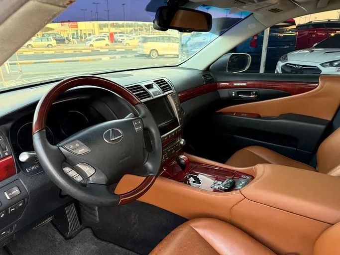 Подержанный Lexus LS 460 L IV Рестайлинг, 4.6 л, 2010 в Шардже от Hamsat Waad Серебристый цвет. Американская | AUTO.AE