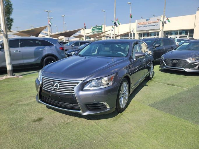 مستعملة Lexus LS 460 عملية شد الوجه IV 2, 4.6 l, 2013 في في الشارقة، اللون رمادي. المواصفات الأمريكية | AUTO.AE