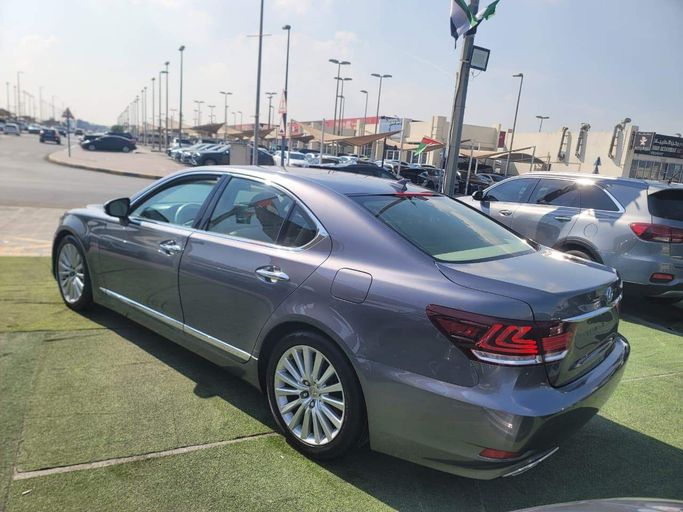 مستعملة Lexus LS 460 عملية شد الوجه IV 2, 4.6 l, 2013 في في الشارقة، اللون رمادي. المواصفات الأمريكية | AUTO.AE