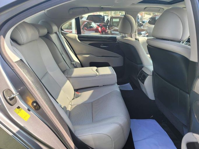 مستعملة Lexus LS 460 عملية شد الوجه IV 2, 4.6 l, 2013 في في الشارقة، اللون رمادي. المواصفات الأمريكية | AUTO.AE
