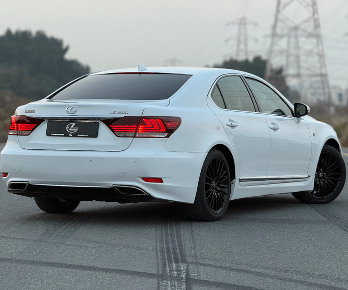 Подержанный Lexus LS 460 IV Рестайлинг 2, 4.6 л, 2015 в Шардже от Al Basma Motors Белый цвет. Японская | AUTO.AE