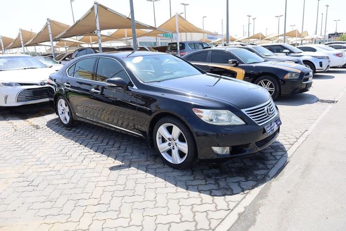 Подержанный Lexus LS 460 IV Рестайлинг, 4.6 л, 2011 в Шардже от OMC Used Cars Черный цвет. Японская | AUTO.AE
