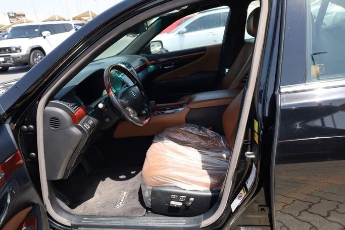 Подержанный Lexus LS 460 IV Рестайлинг, 4.6 л, 2011 в Шардже от OMC Used Cars Черный цвет. Японская | AUTO.AE