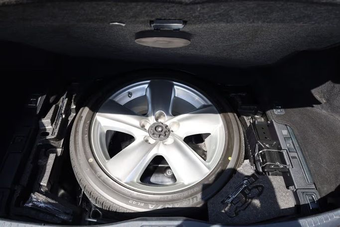 Подержанный Lexus LS 460 IV Рестайлинг, 4.6 л, 2011 в Шардже от OMC Used Cars Черный цвет. Японская | AUTO.AE