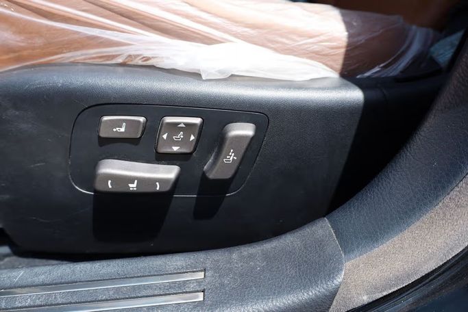 Подержанный Lexus LS 460 IV Рестайлинг, 4.6 л, 2011 в Шардже от OMC Used Cars Черный цвет. Японская | AUTO.AE