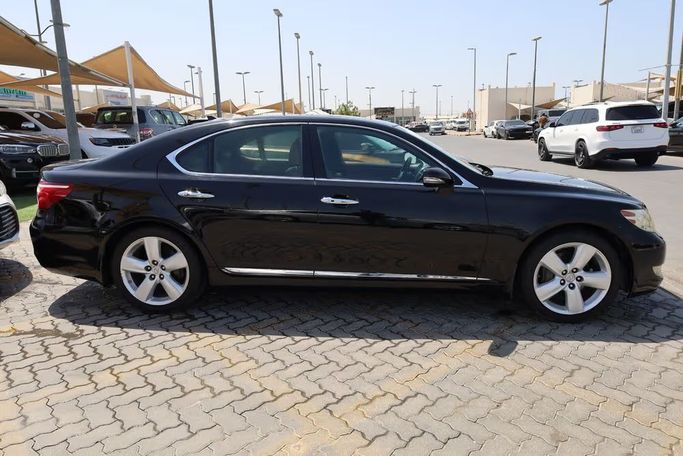 Подержанный Lexus LS 460 IV Рестайлинг, 4.6 л, 2011 в Шардже от OMC Used Cars Черный цвет. Японская | AUTO.AE