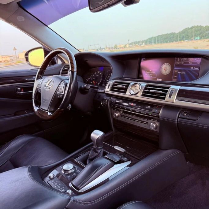 Подержанный Lexus LS 460 L IV Рестайлинг 2, 4.6 л, 2014 в Шардже от Sarmad Cars Черный цвет. Other | AUTO.AE