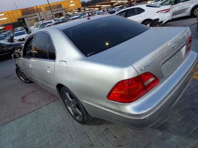 Подержанный Lexus LS 430 III, 4.3 л, 2003 в Шардже от Al Aqsa Used Cars Серебристый цвет. Японская | AUTO.AE