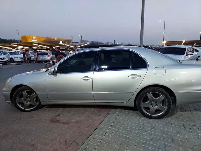 Подержанный Lexus LS 430 III, 4.3 л, 2003 в Шардже от Al Aqsa Used Cars Серебристый цвет. Японская | AUTO.AE