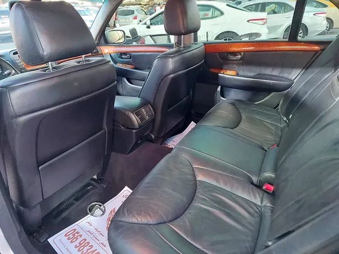 Подержанный Lexus LS 430 III, 4.3 л, 2003 в Шардже от Al Aqsa Used Cars Серебристый цвет. Японская | AUTO.AE