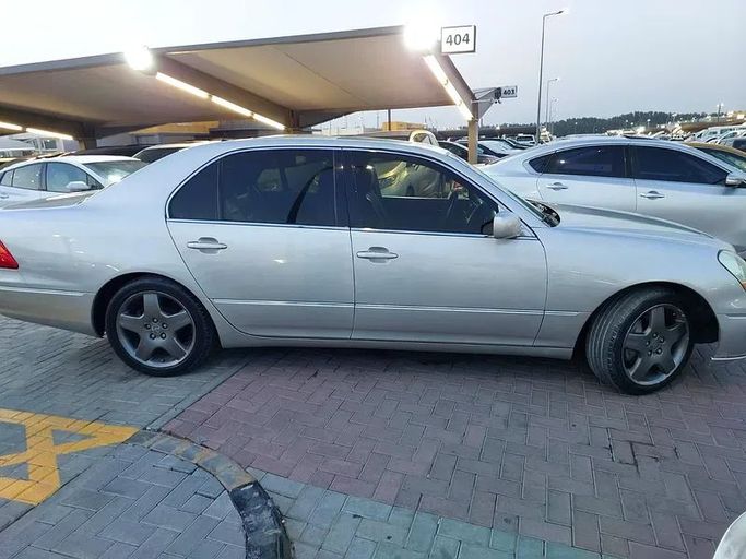 Подержанный Lexus LS 430 III, 4.3 л, 2003 в Шардже от Al Aqsa Used Cars Серебристый цвет. Японская | AUTO.AE