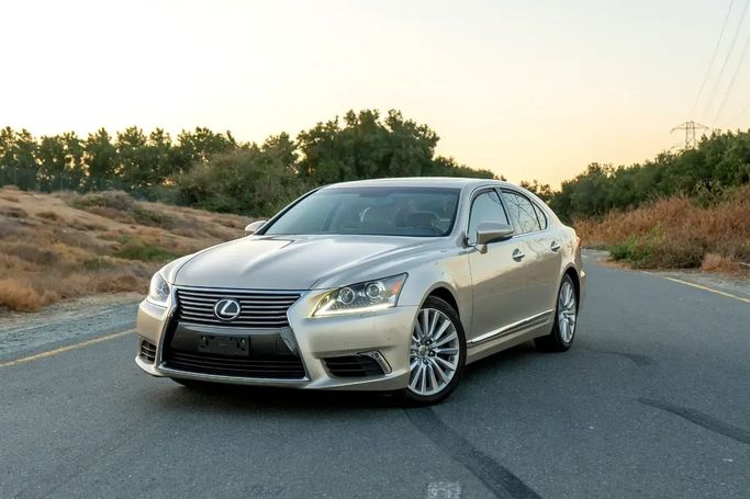 Подержанный Lexus LS 460 IV Рестайлинг 2, 4.6 л, 2016 в Шардже от Najem Al Tareeq Used Cars Золотистый цвет. Американская | AUTO.AE