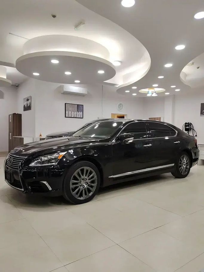 مستعملة Lexus LS 460 L عملية شد الوجه IV 2, 4.6 l, 2015 في في الشارقة من Wahat Bavaria used Cars، اللون أسود. المواصفات الأمريكية | AUTO.AE