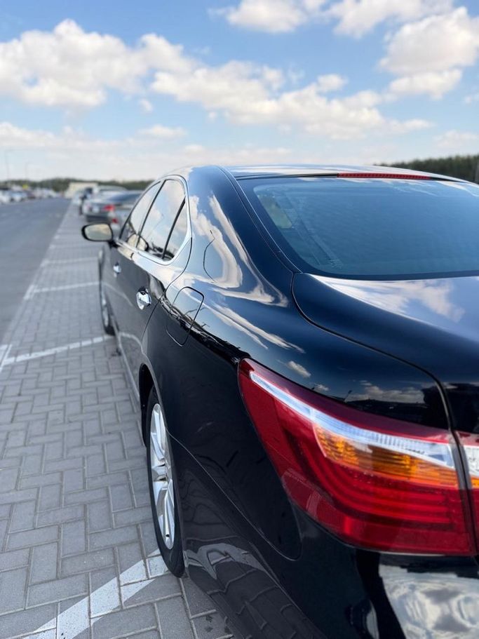 Подержанный Lexus LS 460 L IV Рестайлинг 2, 4.6 л, 2012 в Шардже от Korean City Used Cars Trading LLC Черный цвет. Корейская | AUTO.AE
