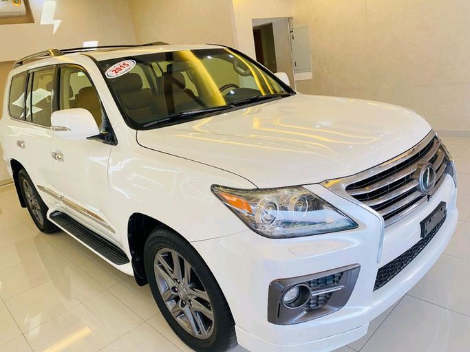 Подержанный Lexus LX 570 III Рестайлинг 2, 5.7 л, 2015 в Шардже от Alhamoor Used Cars Белый цвет. GCC | AUTO.AE