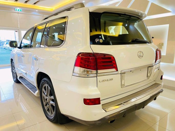 Подержанный Lexus LX 570 III Рестайлинг 2, 5.7 л, 2015 в Шардже от Alhamoor Used Cars Белый цвет. GCC | AUTO.AE
