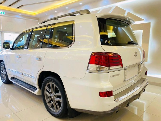 Подержанный Lexus LX 570 III Рестайлинг 2, 5.7 л, 2015 в Шардже от Alhamoor Used Cars Белый цвет. GCC | AUTO.AE