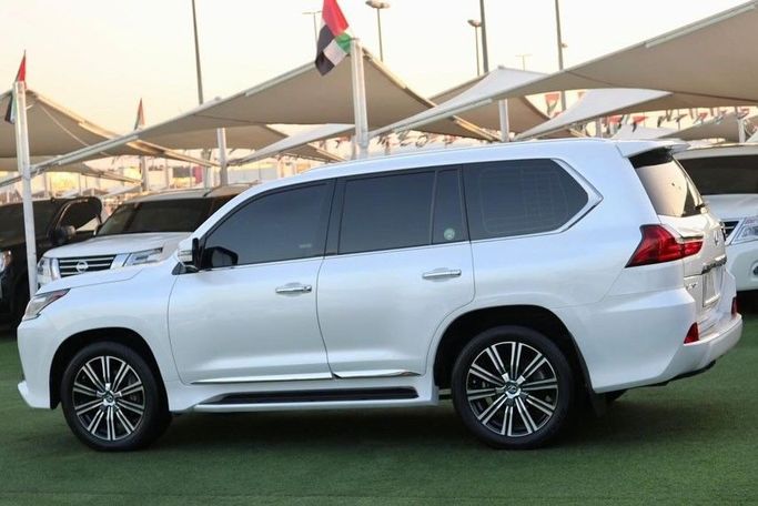 Подержанный Lexus LX 570 III Рестайлинг 2, 5.7 л, 2019 в Шардже от Al Bake Used Cars Белый цвет. GCC | AUTO.AE