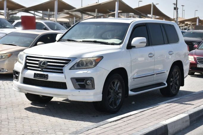 Подержанный Lexus LX 570 III Рестайлинг, 5.7 л, 2012 в Шардже от Alfaris Used Cars Белый цвет. GCC | AUTO.AE