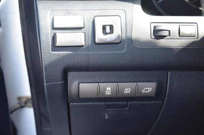 Подержанный Lexus LX 570 III Рестайлинг, 5.7 л, 2012 в Шардже от Alfaris Used Cars Белый цвет. GCC | AUTO.AE
