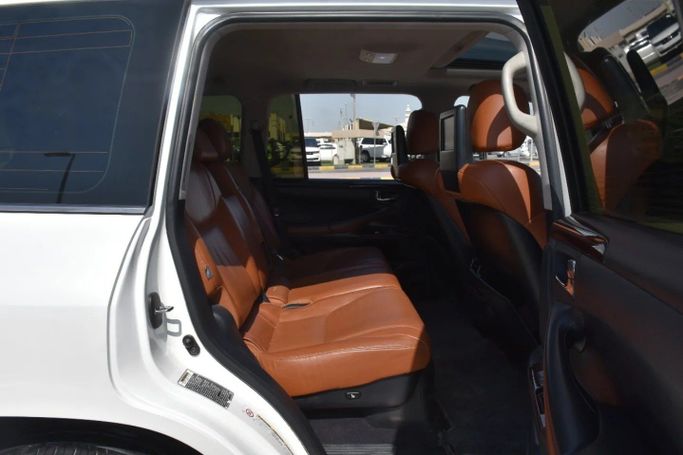 Подержанный Lexus LX 570 III Рестайлинг, 5.7 л, 2012 в Шардже от Alfaris Used Cars Белый цвет. GCC | AUTO.AE