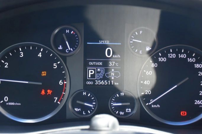 Подержанный Lexus LX 570 III Рестайлинг, 5.7 л, 2012 в Шардже от Alfaris Used Cars Белый цвет. GCC | AUTO.AE