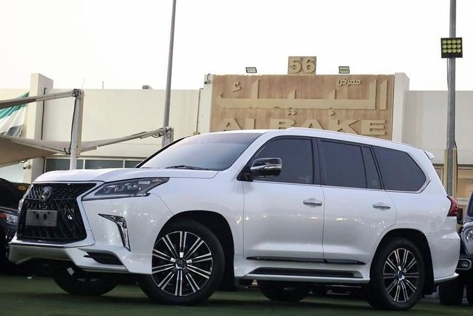 Подержанный Lexus LX 570 III Рестайлинг 2, 5.7 л, 2019 в Шардже от Al Bake Used Cars Белый цвет. GCC | AUTO.AE