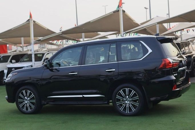 Подержанный Lexus LX 570 III Рестайлинг 2, 5.7 л, 2020 в Шардже от Al Bake Used Cars Черный цвет. GCC | AUTO.AE