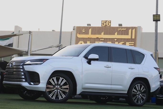 Подержанный Lexus LX 600 IV, 3.4 л, 2023 в Шардже от Al Bake Used Cars Белый цвет. GCC | AUTO.AE