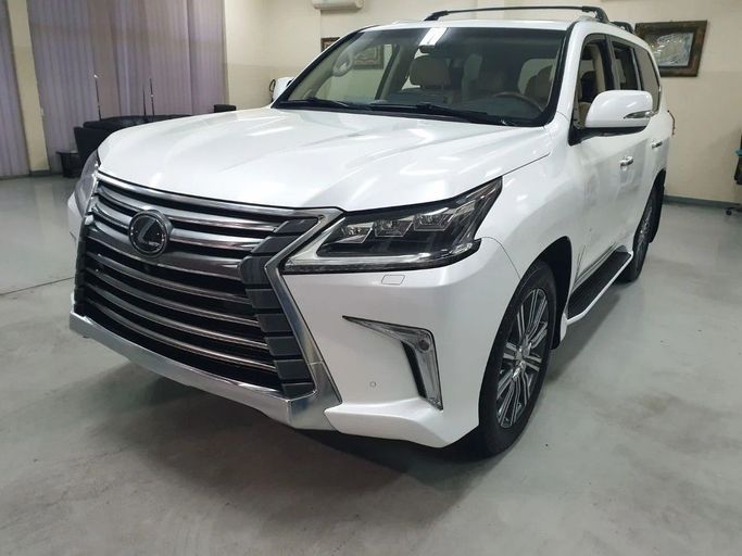 Подержанный Lexus LX 570 III Рестайлинг 2, 5.7 л, 2017 в Шардже от Alnawras Cars Белый цвет. Американская | AUTO.AE