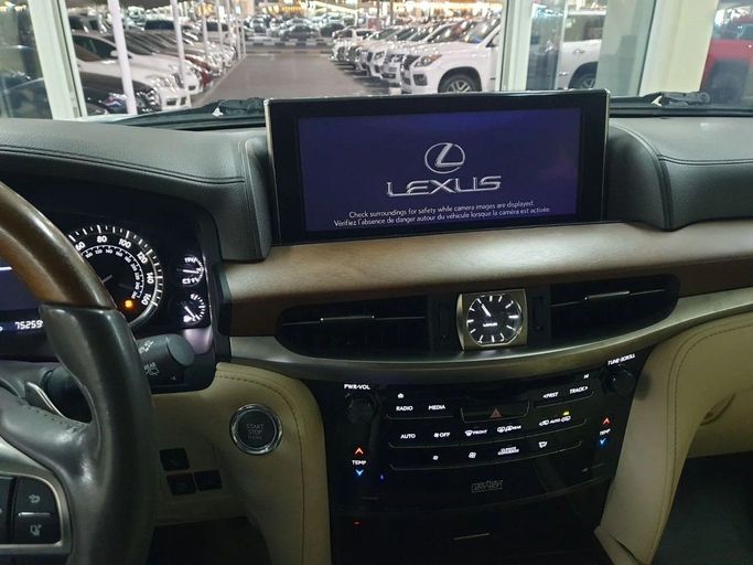 Подержанный Lexus LX 570 III Рестайлинг 2, 5.7 л, 2017 в Шардже от Alnawras Cars Белый цвет. Американская | AUTO.AE