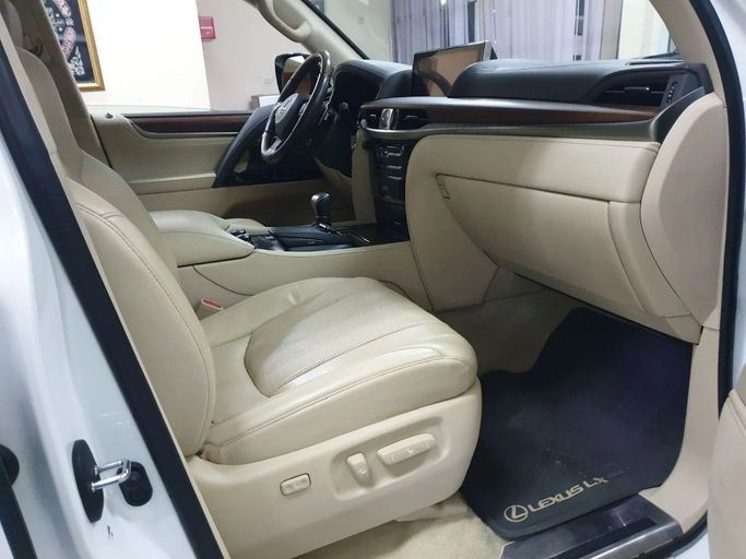Подержанный Lexus LX 570 III Рестайлинг 2, 5.7 л, 2017 в Шардже от Alnawras Cars Белый цвет. Американская | AUTO.AE