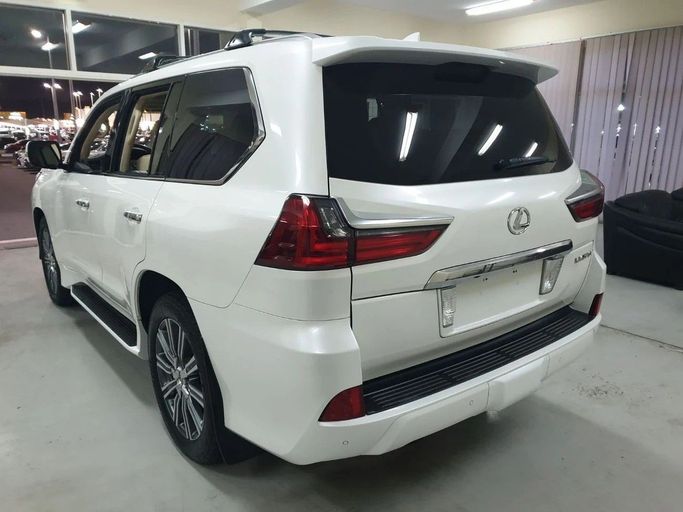 Подержанный Lexus LX 570 III Рестайлинг 2, 5.7 л, 2017 в Шардже от Alnawras Cars Белый цвет. Американская | AUTO.AE