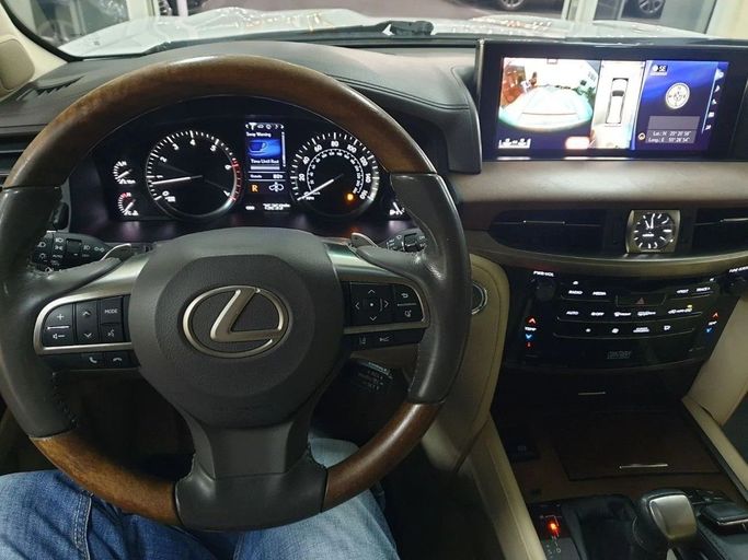Подержанный Lexus LX 570 III Рестайлинг 2, 5.7 л, 2017 в Шардже от Alnawras Cars Белый цвет. Американская | AUTO.AE
