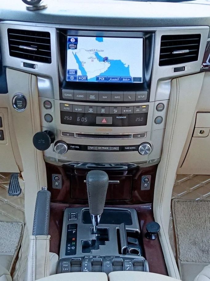 Подержанный Lexus LX 570 III Рестайлинг, 5.7 л, 2013 в Шардже от Al Muhtaref Used Cars Белый цвет. GCC | AUTO.AE