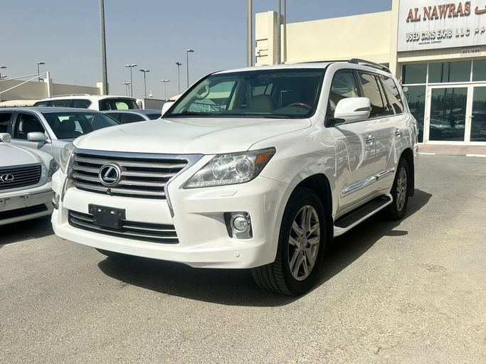 Подержанный Lexus LX 570 III Рестайлинг, 5.7 л, 2015 в Шардже от Alnawras Cars Белый цвет. Американская | AUTO.AE