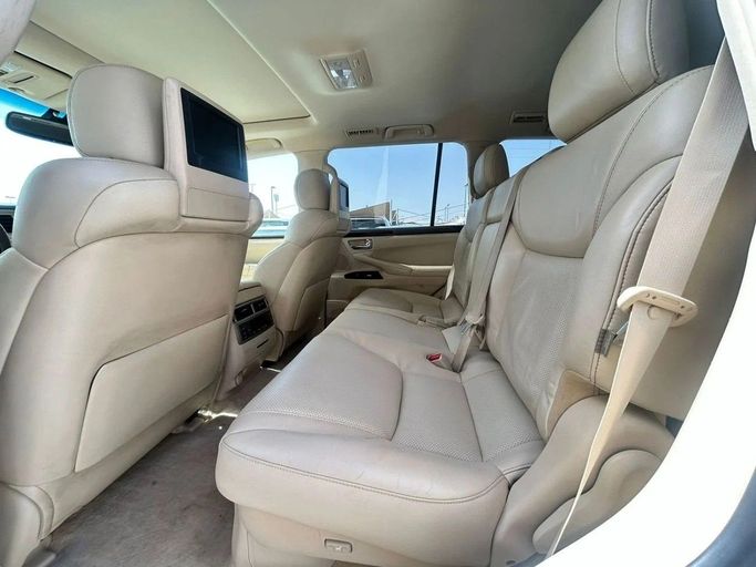 Подержанный Lexus LX 570 III Рестайлинг, 5.7 л, 2015 в Шардже от Alnawras Cars Белый цвет. Американская | AUTO.AE