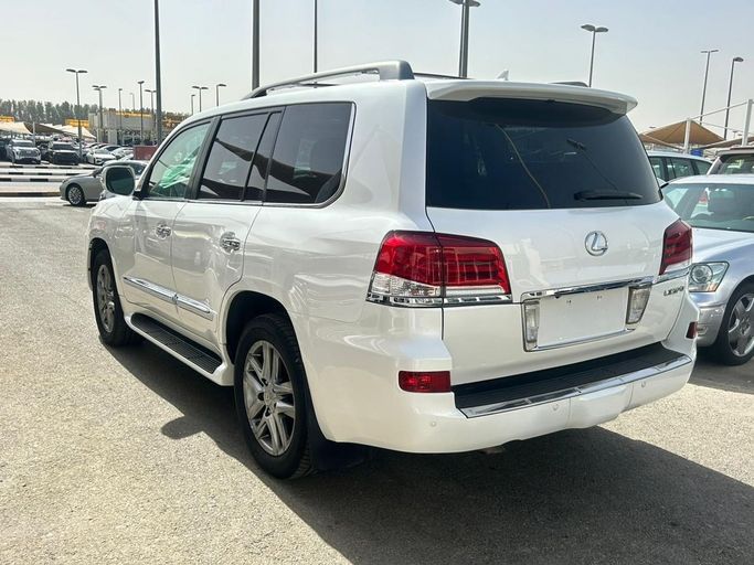 Подержанный Lexus LX 570 III Рестайлинг, 5.7 л, 2015 в Шардже от Alnawras Cars Белый цвет. Американская | AUTO.AE