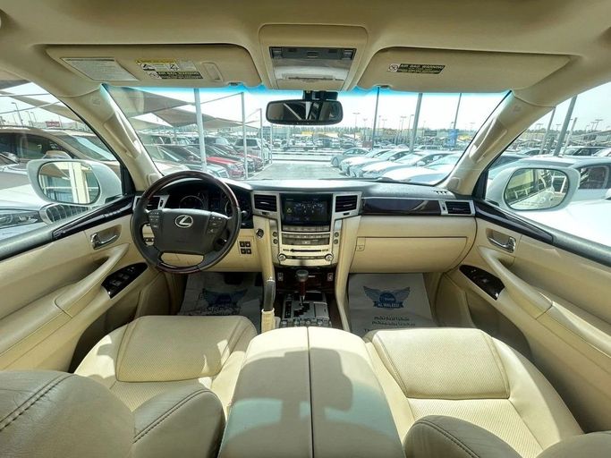 Подержанный Lexus LX 570 III Рестайлинг, 5.7 л, 2015 в Шардже от Alnawras Cars Белый цвет. Американская | AUTO.AE