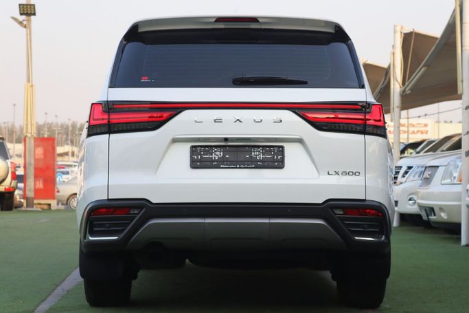Подержанный Lexus LX 600 IV, 3.4 л, 2024 в Шардже от Dar Al Hay Used Cars Белый цвет. Other | AUTO.AE