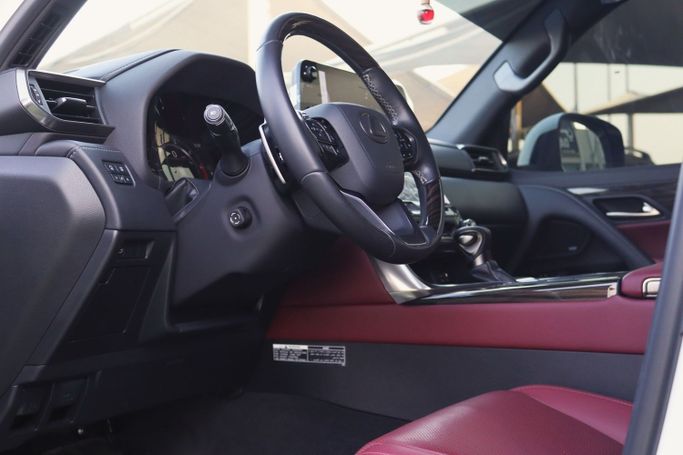 Подержанный Lexus LX 600 IV, 3.4 л, 2024 в Шардже от Dar Al Hay Used Cars Белый цвет. Other | AUTO.AE